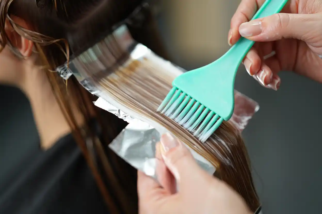 Haare färben mit Haarfarbe ohne Ammoniak