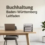Modernes Büro mit Schreibtisch, Laptop, Papierablage, Pflanze und dem Titel „Buchhaltung Baden-Württemberg Leitfaden“ an der Wand.