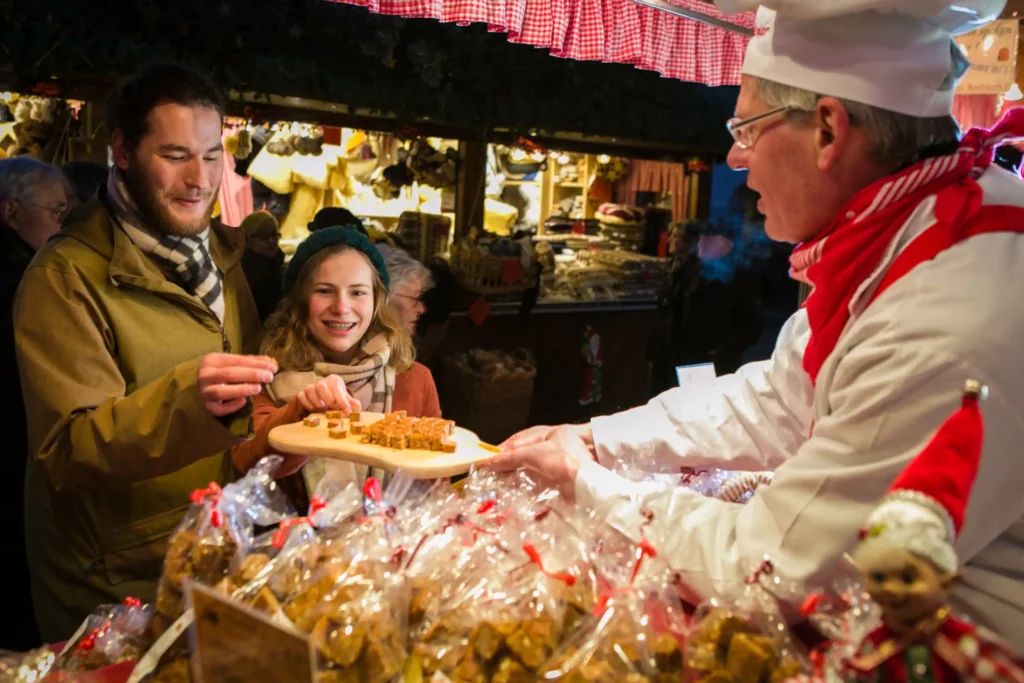 Ludwigsburger Weihnachtsmarkt Paerchen beim Suessigkeitenkauf