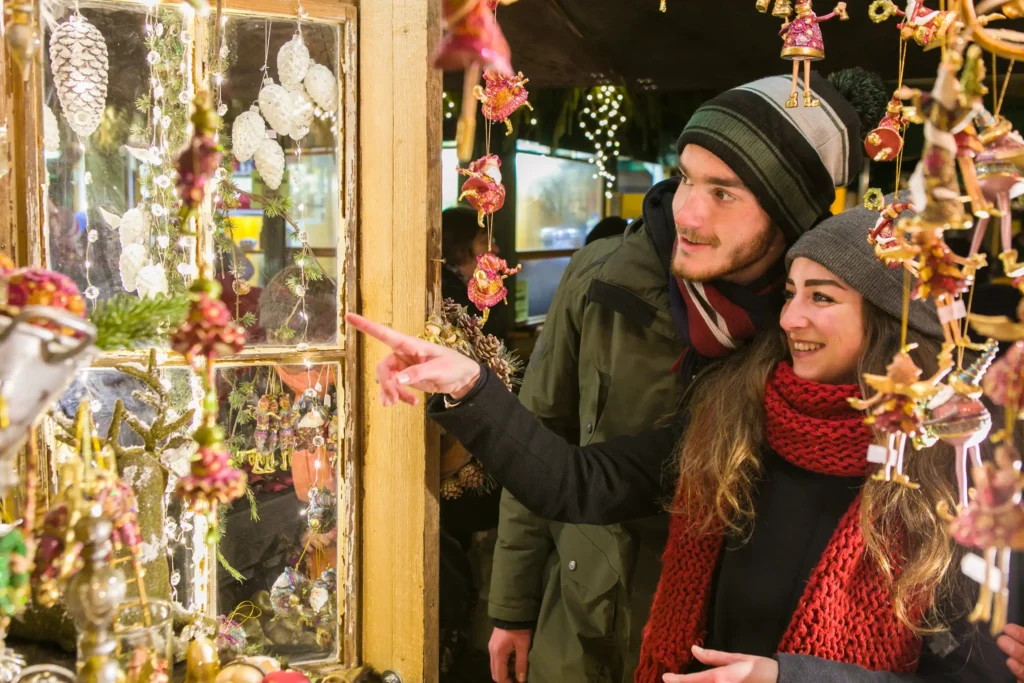 Ludwigsburger Weihnachstsmarkt Paerchen beim Bummeln