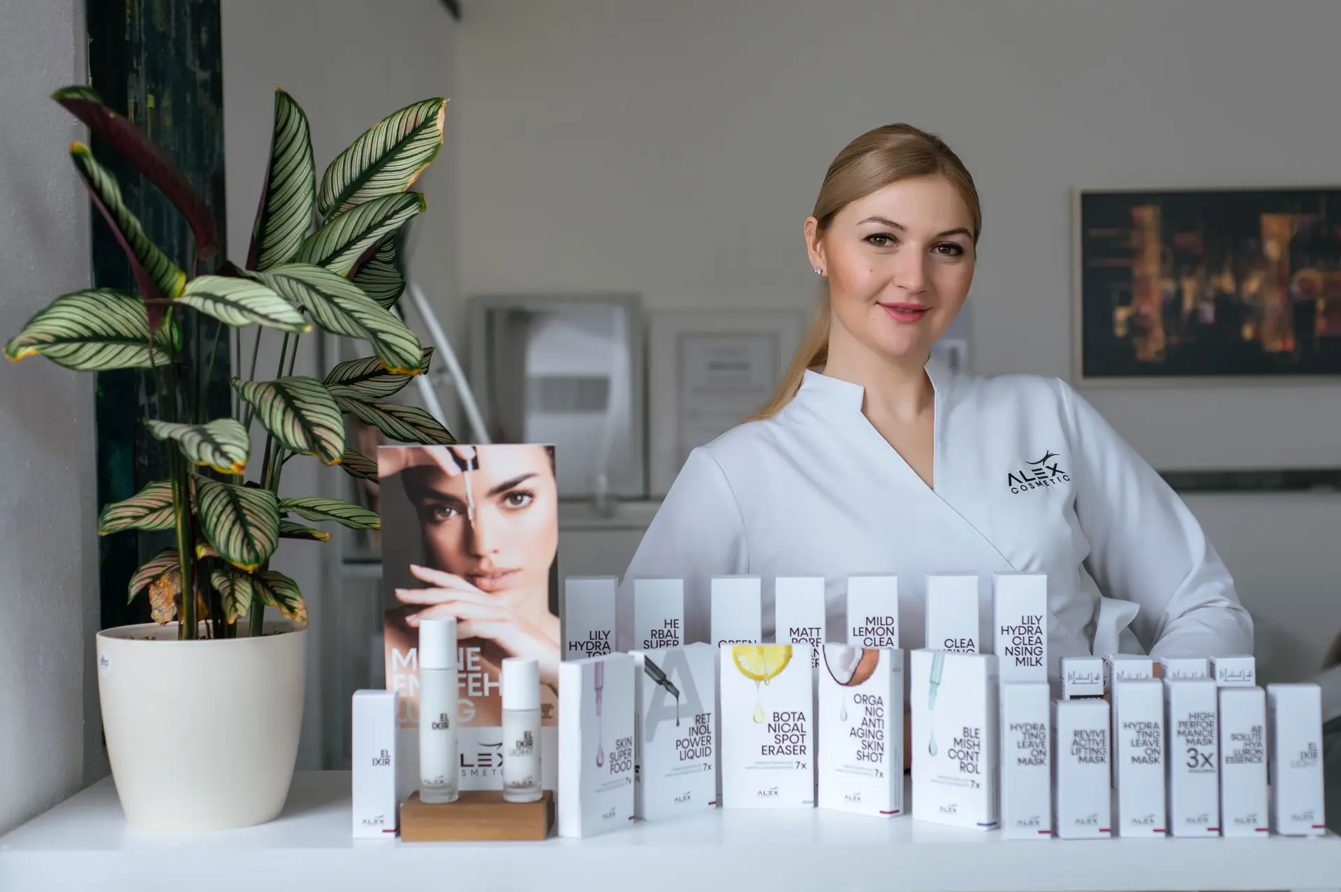 Microneedling Fellbach Kosmetikerin präsentiert Kosmetikprodukte