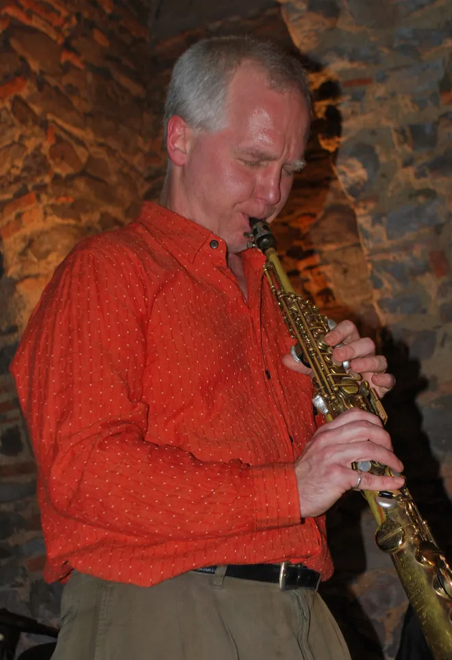 Musiker Carl Clements spielt Flöte