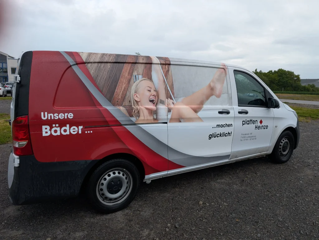 Firmenfahrzeuge als Werbefläche Beitragsbild von einem Transporter mit Werbeaufkleber