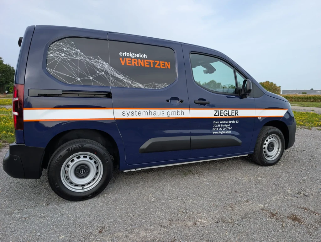 Firmenfahrzeuge als Werbefläche Beitragsbild von einem Transporter mit Werbeaufkleber